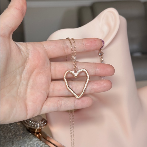 💗 Elegant Gold Heart Pendant Necklace - Picture 5 of 7